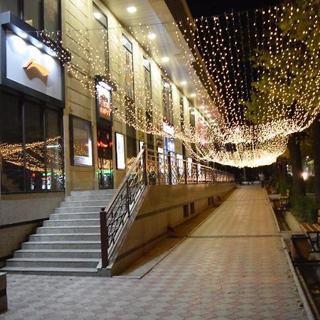 Yellow Apartment In The Center Of 비슈케크 외부 사진