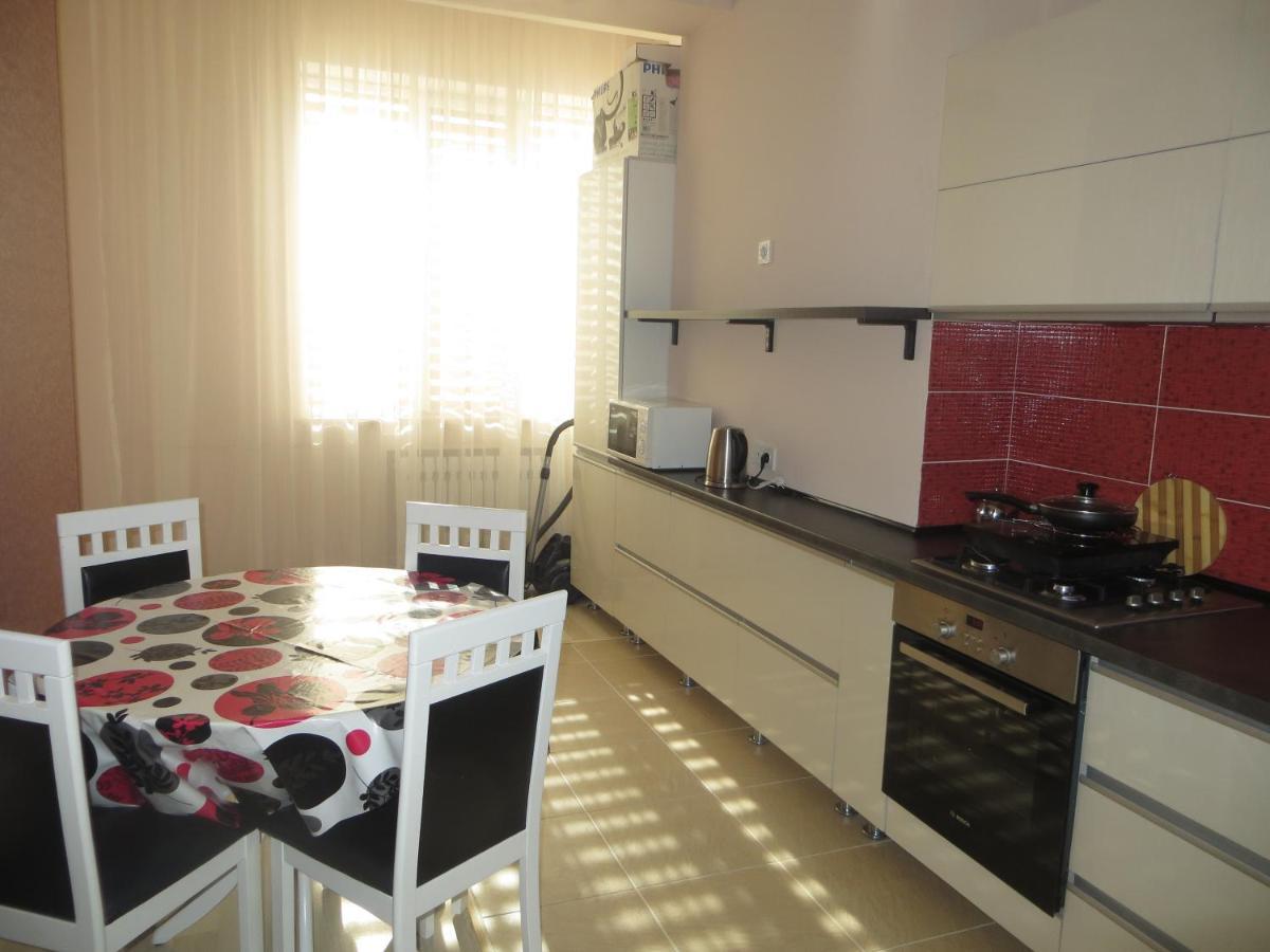Yellow Apartment In The Center Of 비슈케크 외부 사진