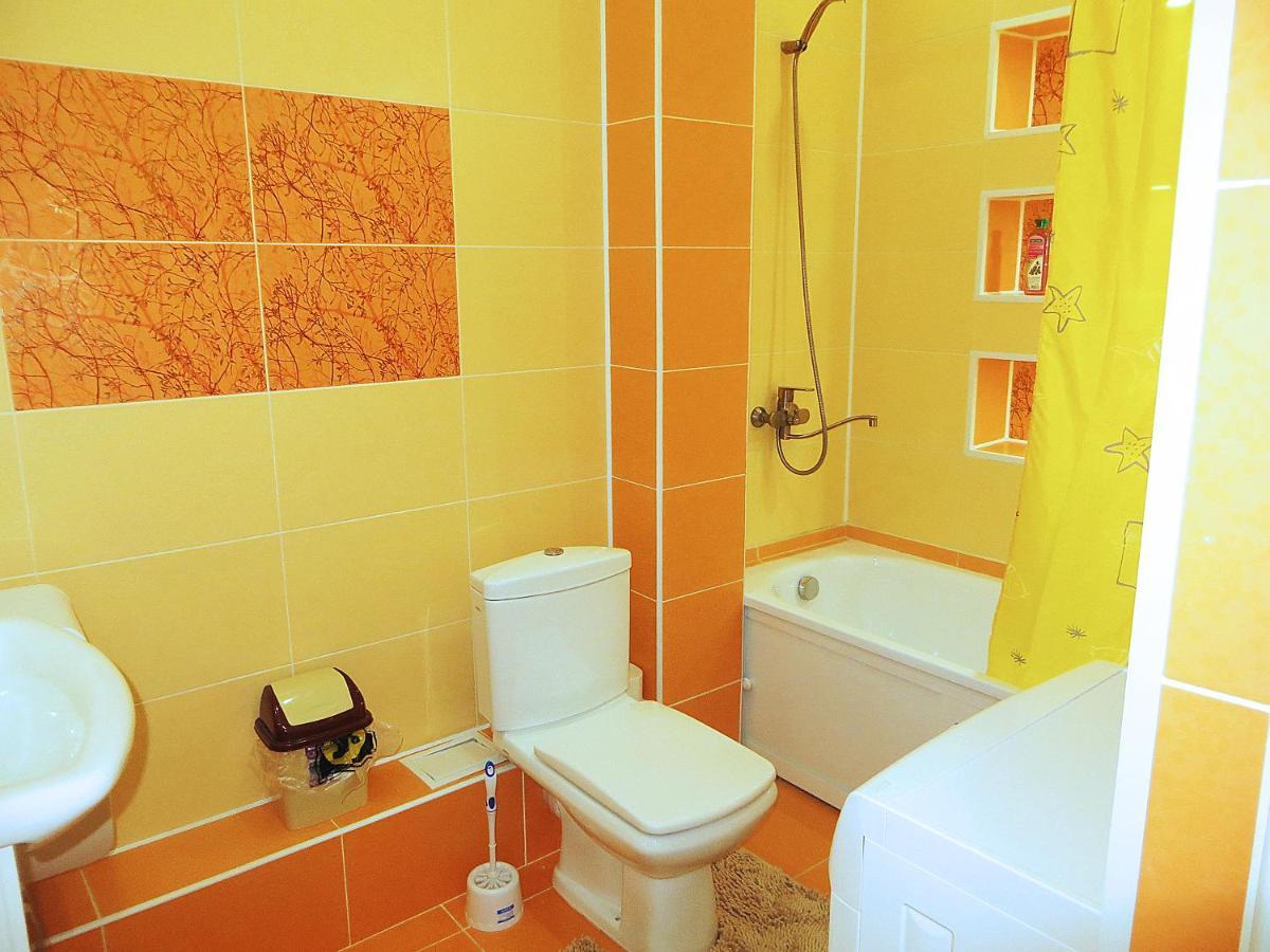 Yellow Apartment In The Center Of 비슈케크 외부 사진