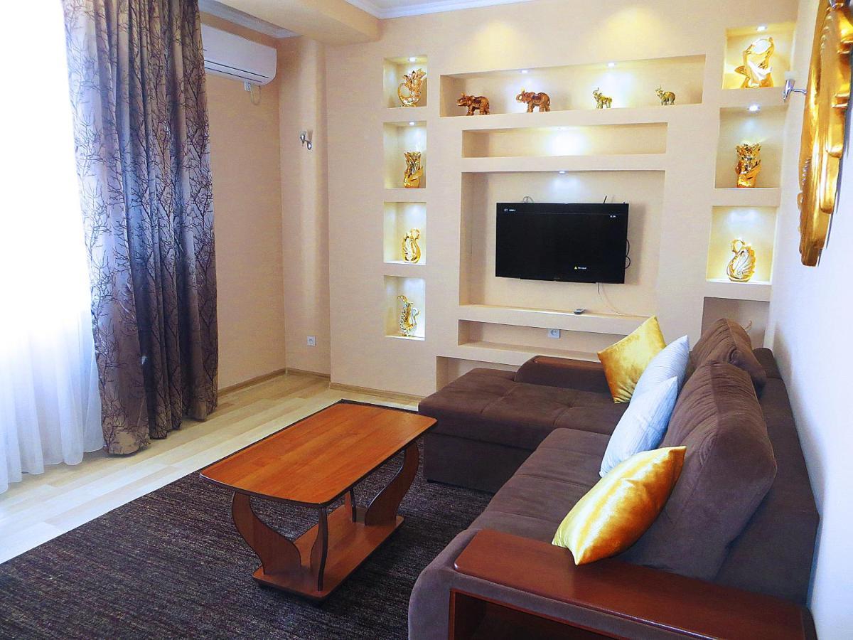 Yellow Apartment In The Center Of 비슈케크 외부 사진