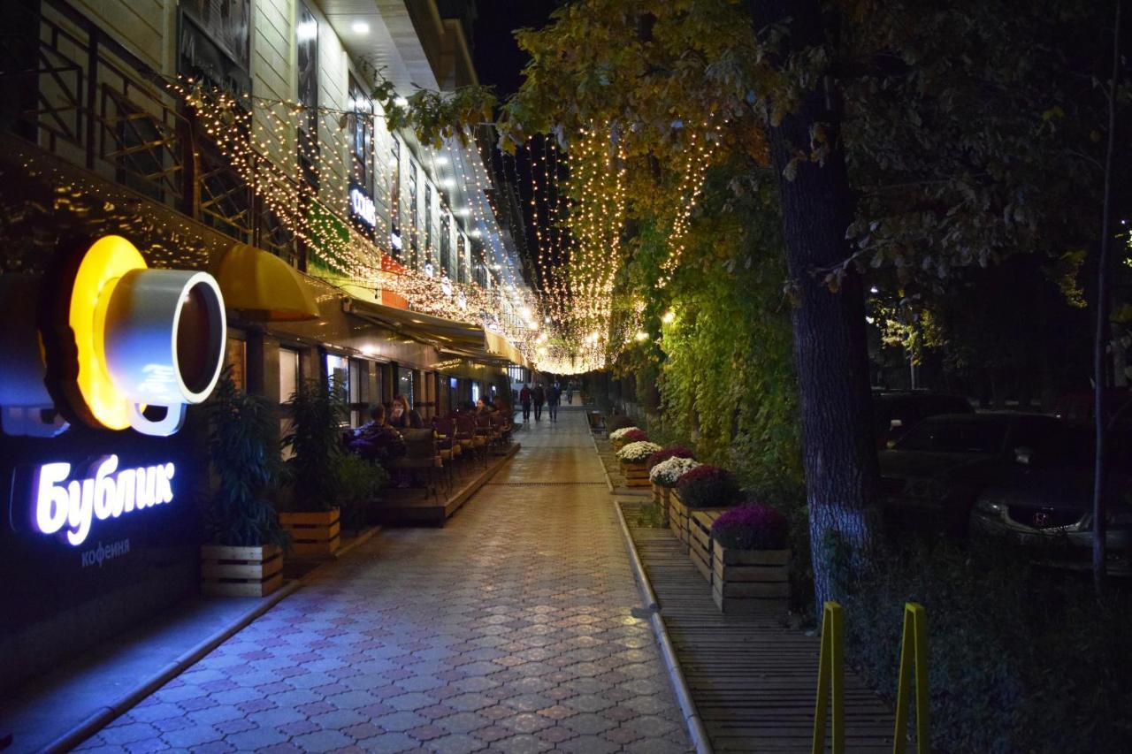 Yellow Apartment In The Center Of 비슈케크 외부 사진