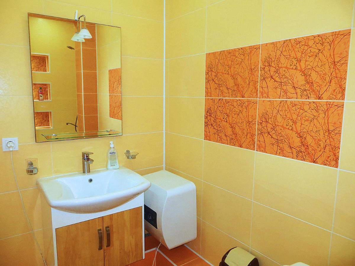 Yellow Apartment In The Center Of 비슈케크 외부 사진