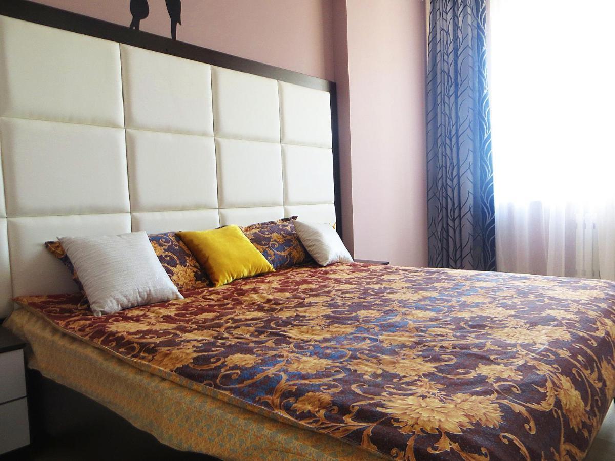 Yellow Apartment In The Center Of 비슈케크 외부 사진