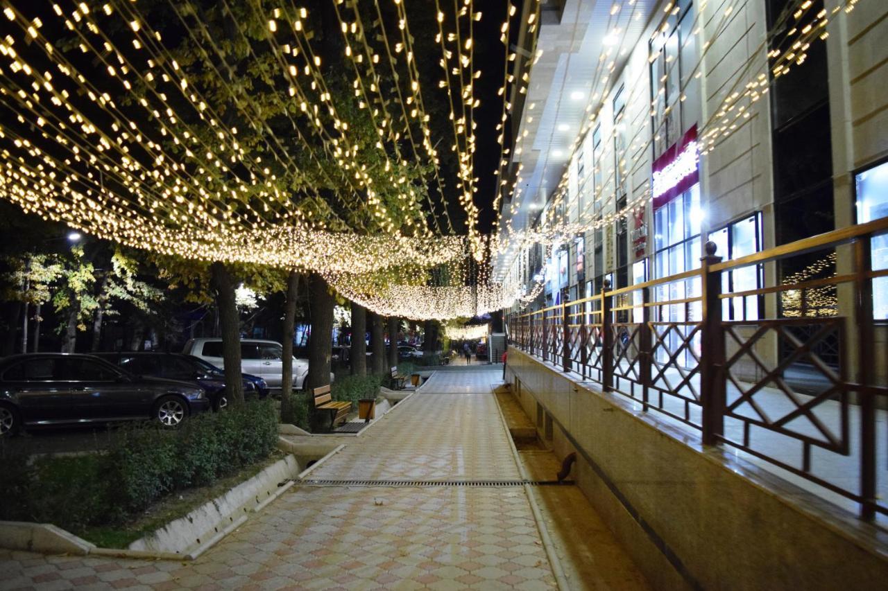 Yellow Apartment In The Center Of 비슈케크 외부 사진