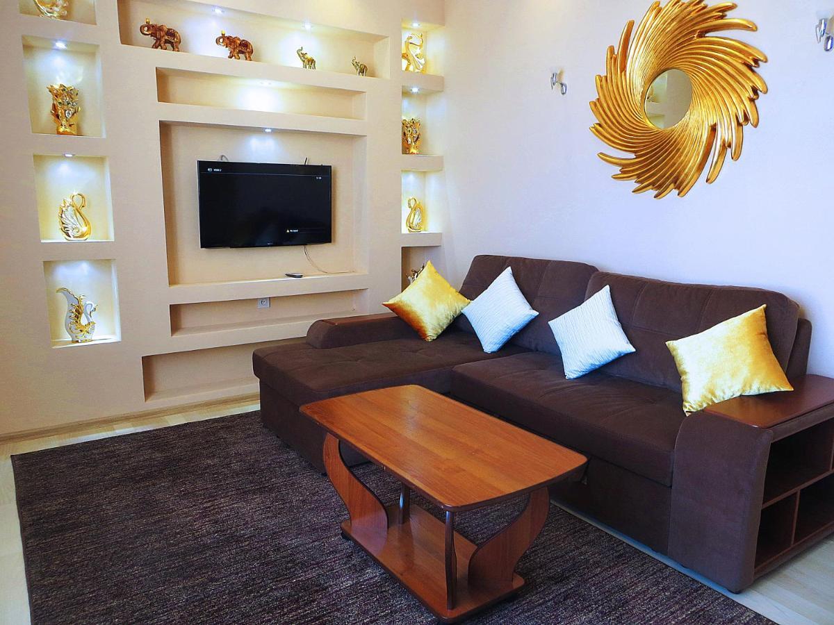 Yellow Apartment In The Center Of 비슈케크 외부 사진