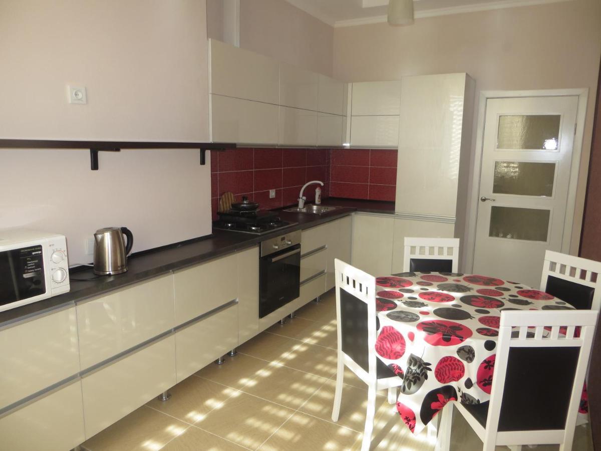 Yellow Apartment In The Center Of 비슈케크 외부 사진